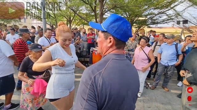 Mira Que Sexy Llegó Beatriz y Elmer No Pierde El Tiempo En Bailar Con Ella смотреть онлайн