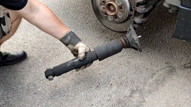BMW F30 & F31 Rear Shock Absorber Replacement смотреть онлайн