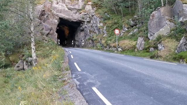 Bmw E34 M5 3.8 - Narrow tunnel driveby смотреть онлайн