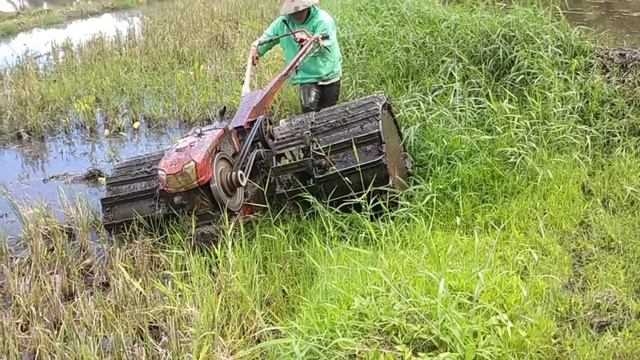 Traktor sawah terjebak pada lumpur yang dalam смотреть онлайн