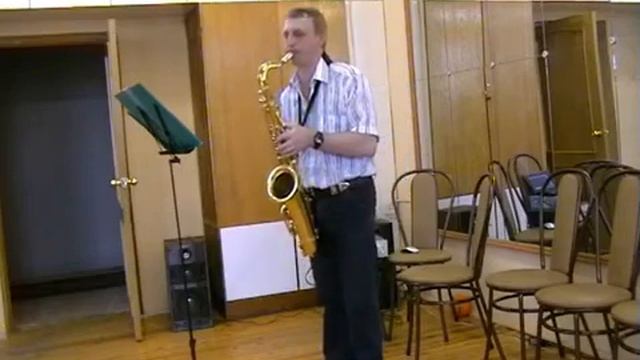 В настроении  На саксофоне