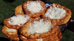 Венгерские лепешки лангош в казане на костре