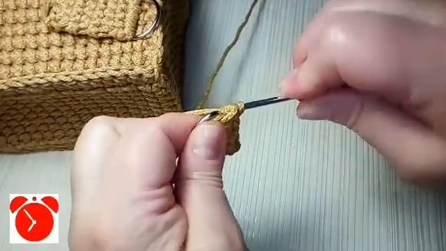 Закрепляем полукольцо на вязаной сумочке #сумкакрючком #крепимкольцонасумке смотреть онлайн