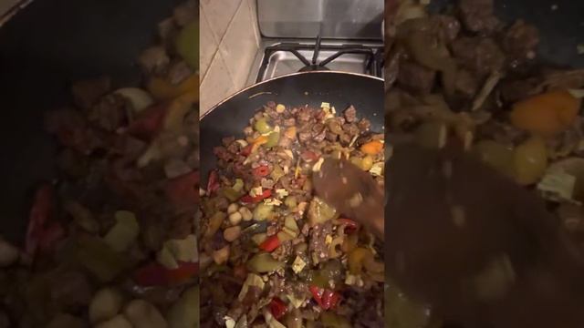 Мясо 🍖 с овощами  🌶  🌽  🍆 тушенное в оливковом масле и фруктовом соке