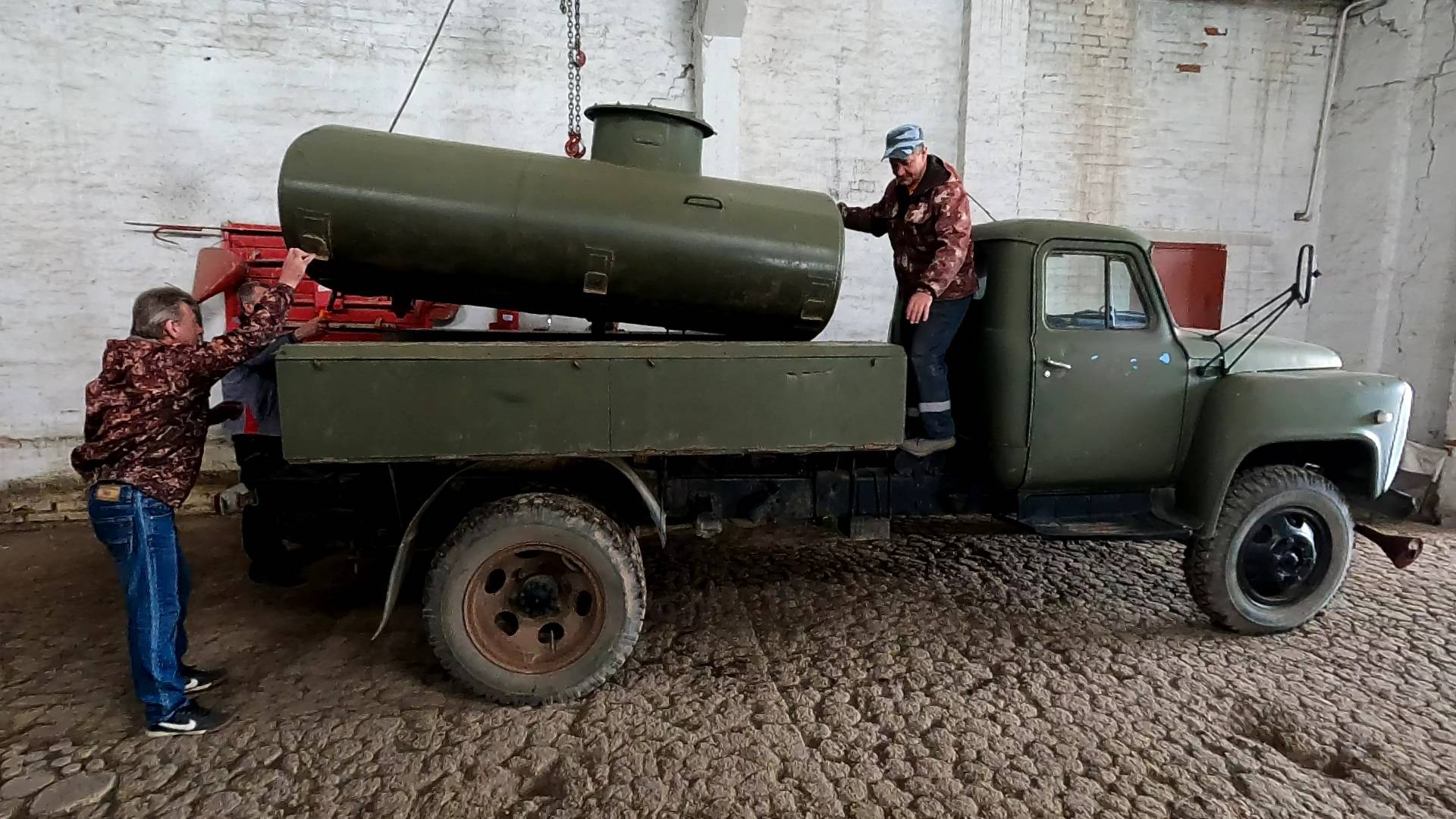 Михаил Дмитриевич загнал водовозку на ремонт! Точнее на ремонт бочки! смотреть онлайн