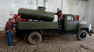 Михаил Дмитриевич загнал водовозку на ремонт! Точнее на ремонт бочки!