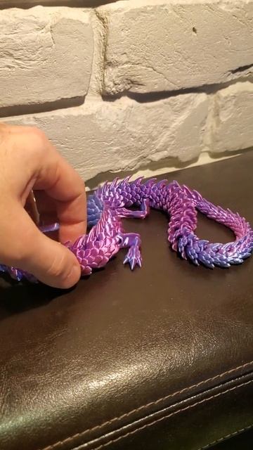 Удивительный двухцетный шелковый дракон