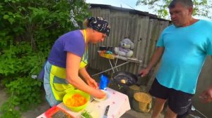 Жизнь в деревне. Делаю морковные котлеты , жарю в сковороде на костре .