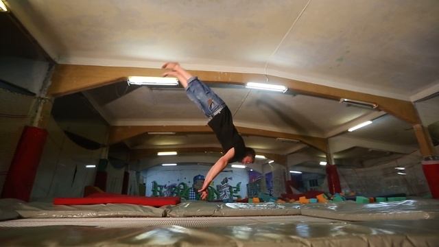 Неделя трюков. Прыжки на батуте. День 6. Белочка! смотреть онлайн