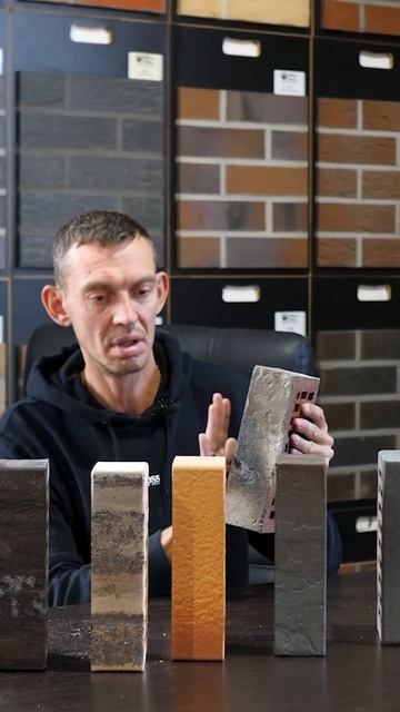 Почти клинкерный но не клинкерный кирпич - редуцированный ригель #кирпич #фасад #ригель