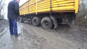 Помогаем камазисту. Трактор МТЗ вытаскивает груженый под завязку сои прицеп Камаза