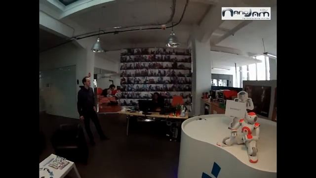 В офисе производителя робота NAO компании Aldebaran Robotics смотреть онлайн