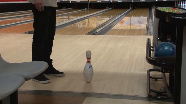 Hawke flips A bowling pin on the alley! смотреть онлайн