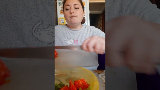 Как приготовить овощной салат из редиса огурца помидора