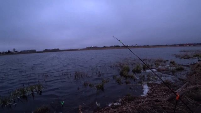 Рыбалка с ночевкой на карася! Открытие сезона! Варим уху на природе! смотреть онлайн