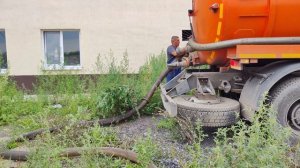 Работа вакуумного автомобиля 8-12 кубических метров.