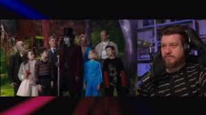 Как менялся «ЧАРЛИ И ШОКОЛАДНАЯ ФАБРИКА»? - Вилли Вонка, Ужасы и цензура! | РЕАКЦИЯ на УГОЛОК АКРА