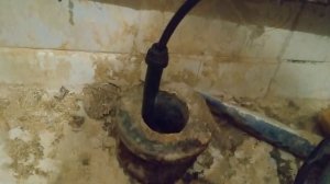 Как быстро прочистить трубу как пробить засоренную сливную трубу в ванне или на кухне