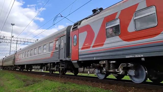 Электровозы ЭП2К-337 и ЧС7-004 с Пассажирским поездом. Станция Орехово-Зуево смотреть онлайн