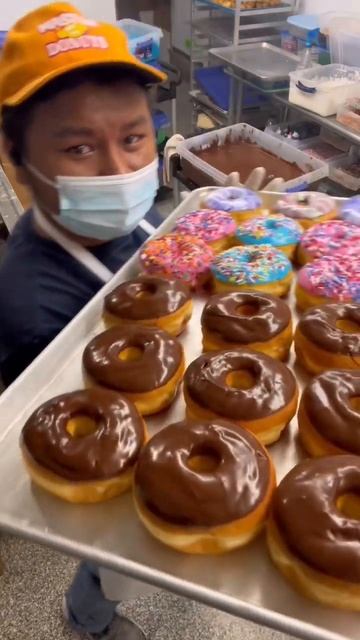 Model Donuts 🍩 #shorts #sprinkles #tiedye #chocolate #pink