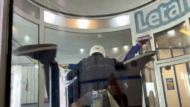 Демид летает в Аэротрубе! Крутой полет! Ботинок улетел прямо в трубу! ОГО! смотреть онлайн