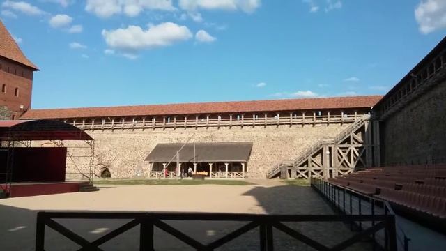 Внутренний двор замка в Лиде. смотреть онлайн