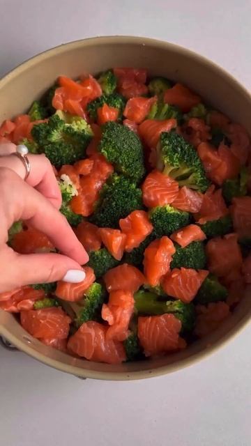 Лосось с брокколи в духовке