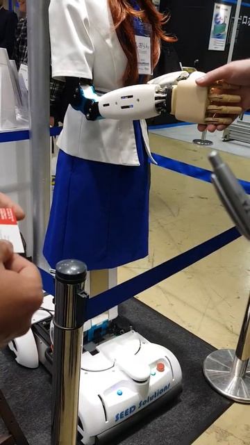 Рука робот на выставке #iRex2019. смотреть онлайн
