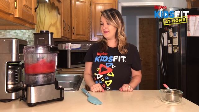 Hy-Vee KidsFit At Home - DIY Fruit Roll-Up смотреть онлайн