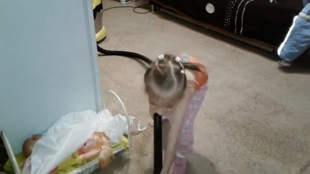 Аминушка пылесосит