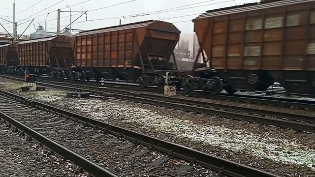 ВЛ82м-051 приписан до ТЧ-15 Купянск следует с грузовым поездом по ст. Полтава-Киевская смотреть онлайн