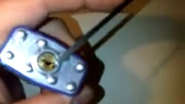 How to hold a lock, wrench, and pick while picking. смотреть онлайн