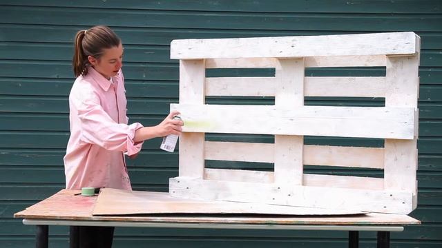 Recycle a garden pallet with PlastiKote spray paint смотреть онлайн