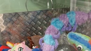 Вот это да! Забираю игрушки из аппарата хватайка!