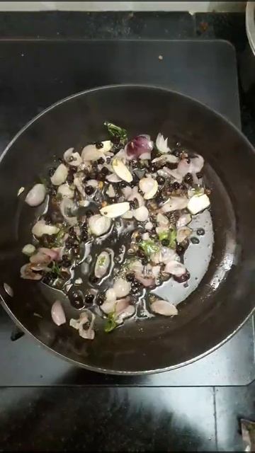 Vatha kulambu recipe|manathakkali vatha kulambu|vatha kulambu podi #shorts #kulambu смотреть онлайн