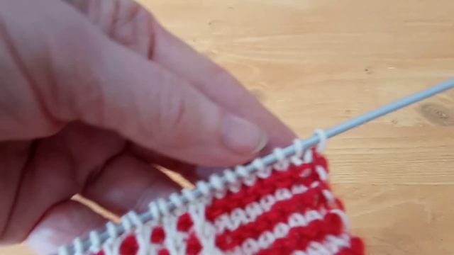 Вяжем спицами. Теплая кофта связана очень простым двухцветным узором.