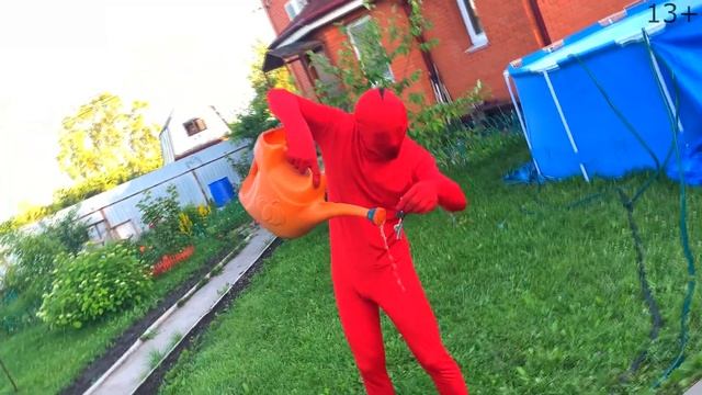 Red Man found Car Keys and turned into Russian Mini Cooper 13+ смотреть онлайн