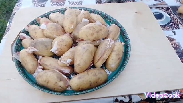 Шашлык - картошка с беконом на мангале смотреть онлайн