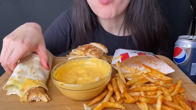 ASMR KFC FOOD *FRIED CHICKEN BURGER/SANDWICH + SPICY FRIES MUKBANG (No Talking) EATING SOUNDS смотреть онлайн