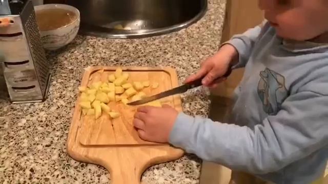 Антон Фролкин - Режет ножом картошку и лук, 2.5 года