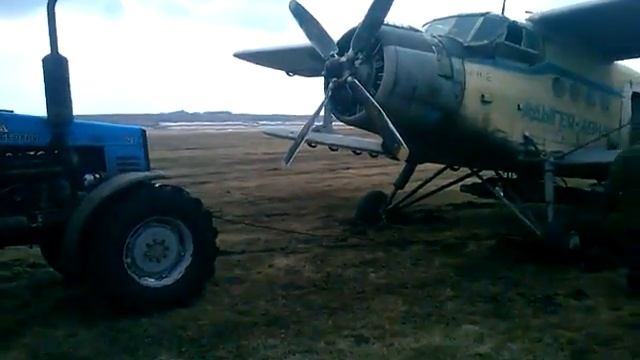 Трактор вытаскивает 10-и тонный самолет Ан 2 смотреть онлайн