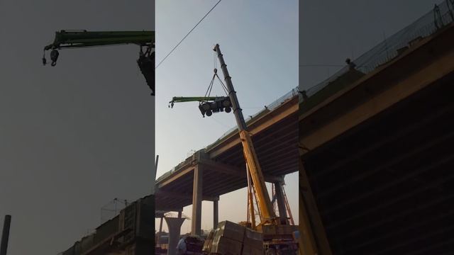 LIFT&LOAD #XCMG_220T 30 tons are being lowered from the bridge with the help of 220 tons crane смотреть онлайн