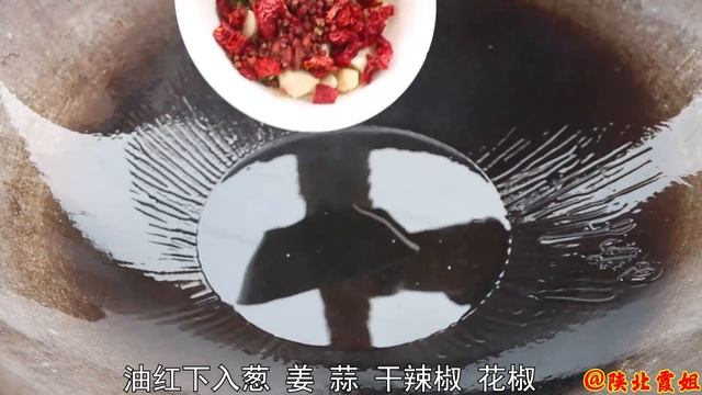 【陕北霞姐】霞姐和二姐种老南瓜，女儿也来帮忙，忙完吃麻辣炒羊肝，秋天一定大收获！