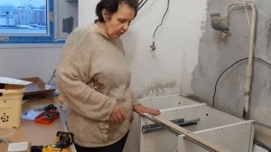 Как я выравнивала и скрепляла нижние шкафы кухни