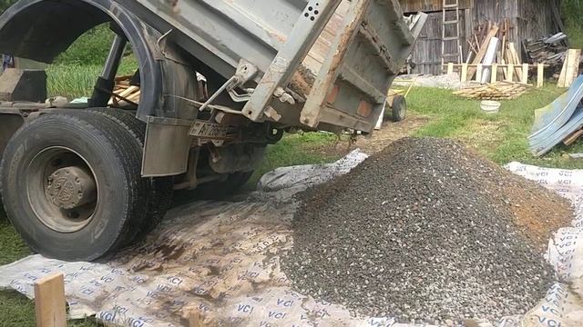 Самосвал высыпает песок и щебень смотреть онлайн