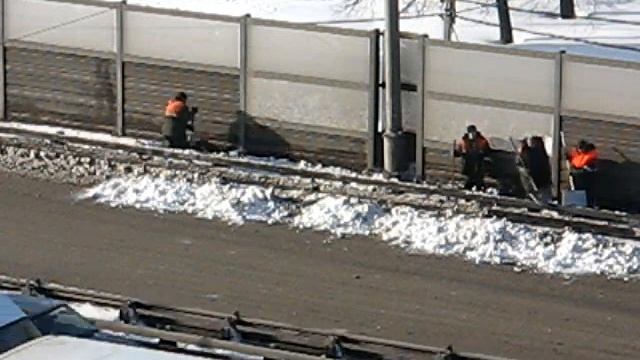 Трое сидят, один работает смотреть онлайн
