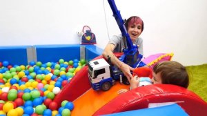 Веселая школа с Машей Капуки Кануки и Бьянкой: Грузовичок Лёва попал под сильный дождь