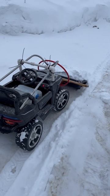 Уборка снега подручными средствами 😂👍снегоуборщик на радиоуправлении смотреть онлайн