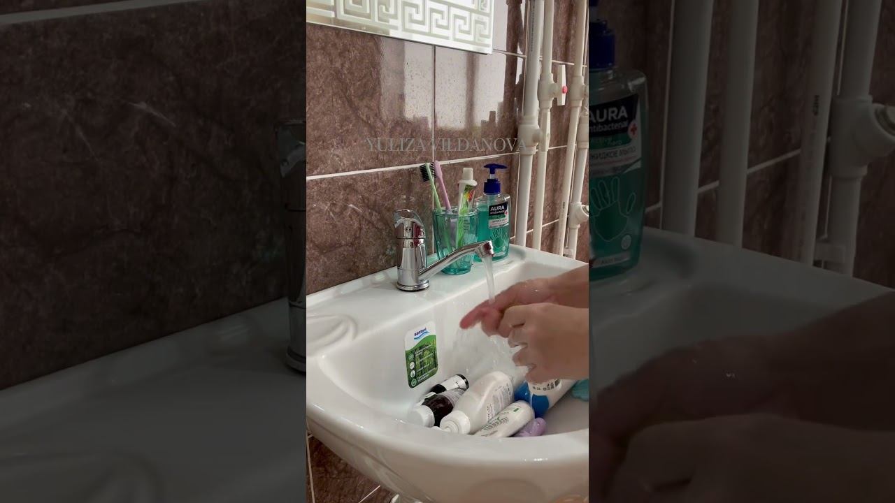 Далее перенеслась в ванную комнату)