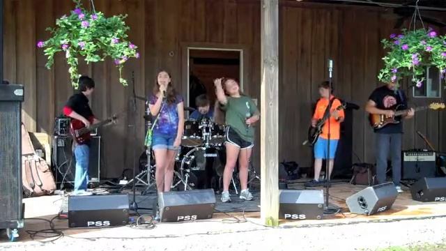 RED PANDA at Soleman Triathlon performing I Want You Back by Cher Lloyd смотреть онлайн